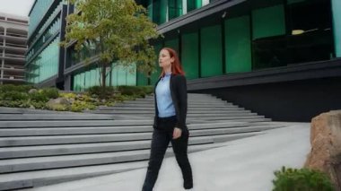 Kendine güvenen Kafkasyalı iş kadını şehir merkezinde yürüyen şirket müdürü kız iş kadını dışarıda yürüyen işveren kadın işveren bayan ofis binasına gidiyor kadın saçına dokunuyor