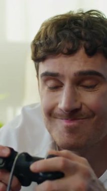 Üzgün, beyaz bir adam yatağında yatıp video oyunu oynuyor. Oyun kumandası kaybediyor. Hüsrana uğramış, mağlup olmuş, mağlup olmuş, mutsuz oyuncu konsol şampiyonluğu mücadelesi veriyor.