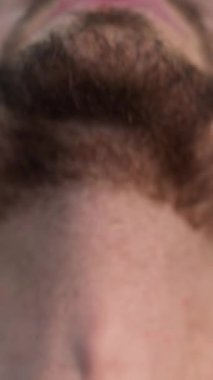 Kapalı portre mutlu beyaz sakallı adam uyanıyor kanepe gülümsüyor kamera içine bakıyor şekerleme yaptıktan sonra rahatlamış erkek yüzü gülüyor neşe dolu komik kanepe rahat yaşam tarzı