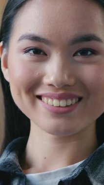 Yakın plan Asyalı kadın kameraya gülümsüyor samimi yüz ifadesi mükemmel cilt makyaj portresi Koreli Çinli kız 20 'li yaşlarda kız öğrenci kız arkadaş modeli dişi mutlu gülümseme