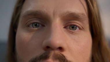 Kırpılmış görüntüyü kapat, beyaz sakallı adam kameraya bakıyor, görüş sorunu yaşıyor, göz yorgunluğu yaşıyor, evde lazer sağlık sigortası yaptırıyor, insan yüzü görüyor.