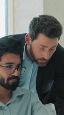 Etnik iş kadınlarına iş kadınlarını analiz etmeyi öğreten çok ırklı iş adamlarına ev içi ofis patronlarına yardım eden çok ırklı danışman geliştirme bilgisayar danışmanı şirket toplantısını tartışır.