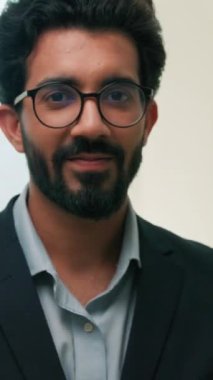 Kendine güvenen Arap Hintli iş adamı CEO 'su kamera iç ofis ofis ekibinin patronuna bakıyor şirket portresi pozu veren yönetici kolları katlanmış şirket lideri iş yeri iş adamı