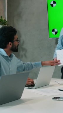 Erkek CEO ofis toplantısındaki çok ırklı iş adamlarıyla konuşuyor. Renkli iş adamları, iş adamları, veri planı pazarlama stratejisi sunumunu tartışan iş adamları.