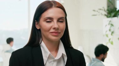 Gülümseyen Kafkasyalı iş kadını CEO 'su ofis içinde çapraz silah çekmiş kendine güvenen bir kadın kameraman iş kadını yöneticilik şirketi yöneticiliği feminizm kurumsal başarısına bakıyor.