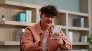 Hayal kırıklığına uğramış Kafkasyalı iş adamı cep telefonuyla kayboldu. Akıllı telefon hatası. Üzücü bir bahis sonucu başarısız bir iş adamı, cihaz hatası yüzünden kaybediyor.