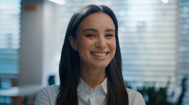 Portre pozitif gülümseyen beyaz dişli iş kadını gülümsüyor. Kameraya bakıyor. Neşeli iş kadını.