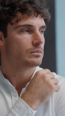 Kafkasyalı beyaz iş adamının pencereye baktığı portre, şaşkın iş adamı, erkek, rüya yürütme uzmanı. Şirket ofisinde tefekkür etmeyi düşün.