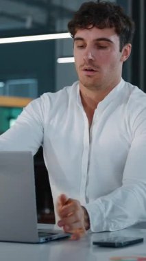 Başarılı, uykulu, yorgun, Kafkasyalı iş adamı dizüstü bilgisayarı kapatmayı bitir, uyu, masa başında uyu, işini bitir, ofis çalışanı erkek işverenin içinde uyu, akşam yorgun hisset.