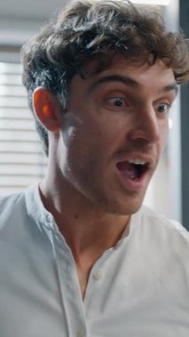 Heyecanlı kaygısız şampiyon Kafkasyalı işadamı cep telefonuyla kazanıyor ofiste mutlu erkek iş adamı akıllı telefon bahisleriyle kazanıyor online kumarhane başarı işvereni seviniyor