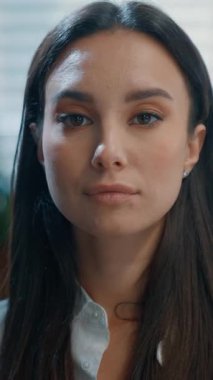 Resmi Kafkasyalı iş kadınını kapatın. Yeni başlayan bir projede çalışan kameraya bakın. Kendine güvenen iş kadını şirkette çalışıyor.