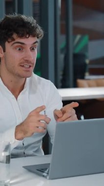 Kafkasyalı iş adamı konuşuyor. Video görüşmesi yapıyor. Cevap arıyor. Harika iş görüşmesi bitti.