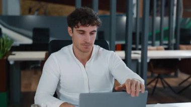 Tükenmiş Kafkasyalı iş adamı son videoda konuşuyor. Bilgisayarı kapat. Baş ağrısı çeken migren işadamı, konferansı bitiriyor.