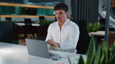 Kafkasyalı yorgun iş adamı internet işini bitirdi. Bilgisayarı kapattı. Işığı kapattı. Ajans işi bitti.