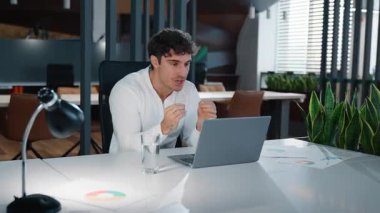 Stresli, öfkeli, Kafkasyalı iş adamı konuşuyor. Video konferansı sona eriyor. Konuşma sona eriyor.