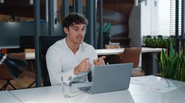 Kafkasyalı iş adamı konuşuyor. Video görüşmesi yapıyor. Cevap arıyor. Harika iş görüşmesi bitti.