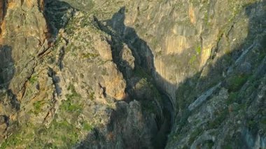 İspanya 'daki Sierra Nevada dağlarındaki güzel kayalık kanyondan manzara yüksek görkemli uçurumlar yeşil çayır çimenleri, güneşli gölgeler manzaralı macera turu