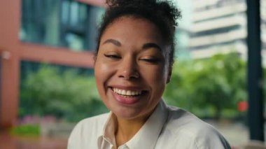 Portre, heyecanlı bir ifadeyle kameraya bakan Afro-Amerikan iş kadınını şaşırttı. Mutlu iş kadını.