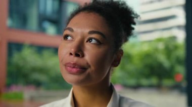 Afro-Amerikalı iş kadını portresi, iş kadını kadın girişimci fikri üzerine düşünüyor. Çözüm kararını veriyor. Yaratıcı plan üzerinde çalışıyor.