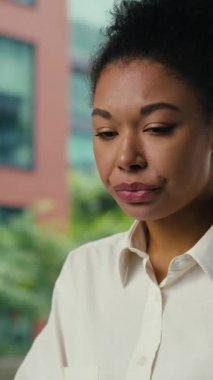 Yorgun Afrikalı Amerikalı iş kadını dizüstü bilgisayarda yazı yazıyor baş ağrısı çekiyor baş ağrısı çekiyor migren ağrısı çeken iş kadını şehir kafesinde bilgisayar başında çalışıyor.