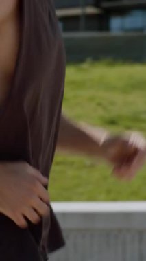 Kenar görüşlü ciddi atletik beyaz adam şehirde koşuyor erkek motivasyon koşuyor profesyonel koşucu açık havada koşuyor fiziksel egzersiz sağlıklı yaşam tarzı