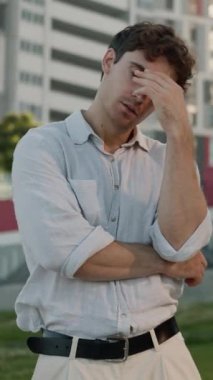 Kafkasyalı iş adamı kendini depresyonda hissediyor işten çıkarılmış iş şirketi işini kaybediyor finansal kriz yaşayan iş adamı yatırım şehir gelişimi sorunlu erkek ajan sıkıntısı çekiyor