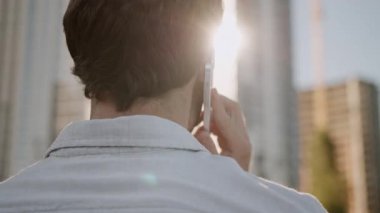 Kafkasyalı iş adamının, şehir merkezinde anlaşmalı cep telefonu konuşması tanınmayan erkek işadamı, işçi müdürü, akıllı telefon konuşmaları, işe başlama projesi hakkında konuşuyor.