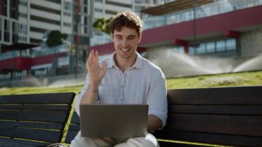 Kafkasyalı iş adamı, iş adamı bankta oturan iş adamı uzmanını kullanarak internet kamerasıyla görüntülü konuşma yapıyor. Şehir merkezinde çalışan bilgisayarla konferans yapıyor.