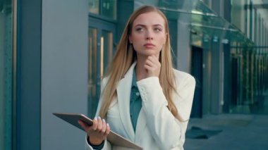 Düşünceli Kafkasyalı iş kadını dijital tablette yürüyor şehir dışında ciddi kadın iş kadını problem düşünüyor parmak çözümü fikri odaklı işçi öğrenci daktilo cihazı ekranı