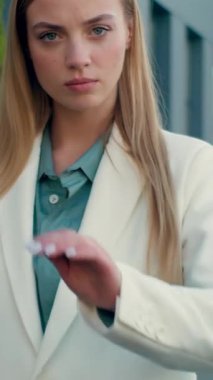 Katı beyaz iş kadını şehirde el hareketi yapıyor. Ciddi kadın iş kadını, HR müdürü. Hiçbir uyarıyı reddetmiyor.