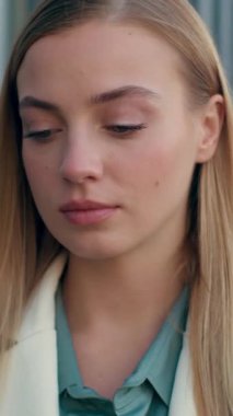 Beyaz kadın güler yüzlü beyaz iş kadını şehir merkezindeki ofis kamerası kadın iş kadını yönetici danışman avukat kız öğrenci pazarlama kariyerinde dışarıda poz veriyor.