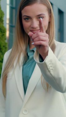 Mutlu gülümseyen beyaz iş kadını, hoş geldin demek için seni kameraya davet ediyorum. Şehir dışında mutlu bayan iş kadını yönetici. Kendine güvenen öğrenci kız el sallıyor.