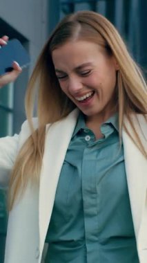 Başarılı Kafkasyalı iş kadını şehirde zaferi kutluyor heyecanlı kadın iş kadını kazanan girişimci mutlu gülümseyen kız öğrencinin başarısı açık havada iyi haberler getiriyor.