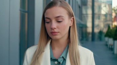 Beyaz kadın güler yüzlü beyaz iş kadını şehir merkezindeki ofis kamerası kadın iş kadını yönetici danışman avukat kız öğrenci pazarlama kariyerinde dışarıda poz veriyor.