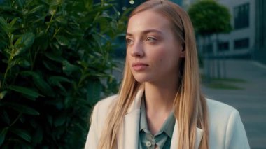 Beyaz iş kadını ofis yakınındaki kameraya bakıyor. Kadın işkadını girişimci yönetici. Açık hava profesyonel portresi.