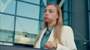 Yorgun Kafkas iş kadını şehir dışında balkonda dinleniyor. Yorgun kız yorgun iş kadını. Sıkıcı iş kadını.