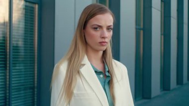 Kızgın, kızgın, Kafkasyalı iş kadını. Yumruk sallama tehdidi. Dışarıdaki kameraya bakıyor. Tatminsiz bayan iş kadını.