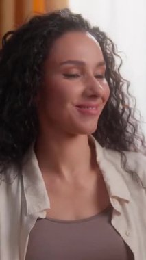 Mutlu, gülümseyen Latin bir kadın elma fırlatıyor kameraya bakıyor, göz kırpıyor sağlıklı yemek yiyor, ev hanımı besleniyor, eko vitamin yiyor, meyve vejetaryeni yakalıyor.