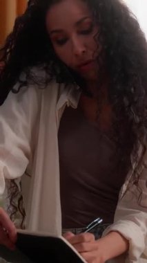 Stresli çoklu görev yapan İspanyol iş kadını cep telefonu yazıları dizüstü bilgisayar ev mutfağı, Latin kızgın iş kadını çatışma problemini tartışıyor, kız iletişimini bozuyor.