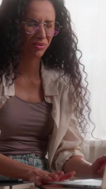 Stresli İspanyol iş kadını evinde dizüstü bilgisayar arızası yaşıyor. Sonuç kaybediyor. Sinirli iş kadını, internetteki sorunlu bayan bilgisayar öğrencisini şaşırttı.