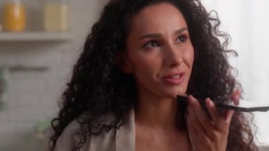 Latin Latin Latin iş kadını sesli mesaj kaydediyor cep telefonu eve sesli mesaj gönderiyor mutfak olumlu iş kadını hoparlörden konuşuyor akıllı telefon, mikrofon, neşeli bayan kız iletişimi.