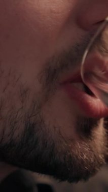 Mutlu Kafkasyalı sarhoş iş adamı evde viski içen keş erkek sakallı iş adamı müşteri cam, pahalı içki bağımlılığı kapalı mekanda sağlıksız