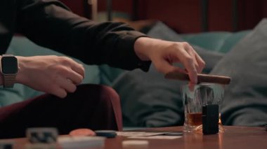 Tanımlanamayan sarhoş, stresli, kumarbaz, ellerini ovuşturan, poker oynayan, beyaz, erkek oyuncu, sigara içen, kumarhane odasında kumar oynayan, sigara içen,