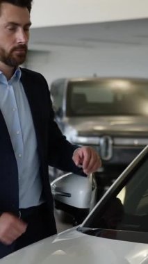 Düşünceli Kafkasyalı iş adamı yeni bir araba galerisi işadamı almayı düşünüyor. Erkek müşteri alıcısı. Otomobil nakliye aracı seçimi salonunu göz önünde bulundurarak müşteri kararı almayı düşünüyor.