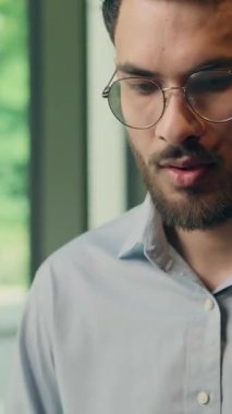 Hintli etnik Müslüman iş adamı dizüstü bilgisayar uzmanı kahve karışımı şekerle kahve karıştıran erkek Arap yönetici lider ve bilgisayarlı öğle yemeği kahvaltısı yapan restoranda uzak bir iş.