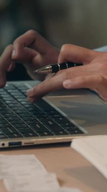 Arap iş adamı cep telefonuna cevap veriyor Kafe Hintli iş adamı erkek girişimci bilgisayar bilgisayarında çalışıyor siber alanda çalışıyor akıllı telefondan konuşuyor iş haberlerini kafede tartışıyor