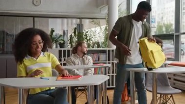 Masada oturan dört öğrencili sınıf, Afrika kökenli Amerikalı erkek. Lise akademisi çok ırklı arkadaşlarının derslerine başlıyor. Sabahları öğrenim sürecini öğreniyorlar.