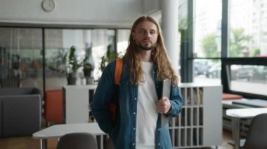 Laptop teknolojisi olan beyaz bir erkek, üniversite dersi sırasında ciddi poz veriyor. Üniversite akademisi öğrencisinde sınıf eğitiminden sonra kablosuz internet hizmeti veriyor.