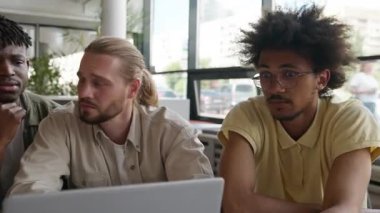 Çok ırklı beş üniversite öğrencisinden oluşan bir grup dizüstü bilgisayarla ders çalışmaktan, zor ev ödevlerini tartışmaktan, bilgisayar sohbetlerini çözmekten, e-öğrenme servisini öğrenmekten rahatsız oluyor.