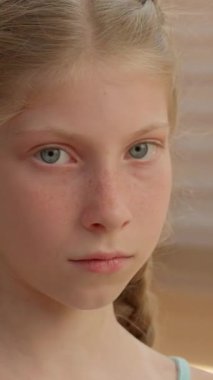 Kafkasyalı üzgün çocuk portresi. Stresli kız öğrenci öğrenci kız dansçı çocuk. Spor salonunda spor yaparken spor yaparken kameraya poz veren sporcu kızı hayal kırıklığına uğrattı.